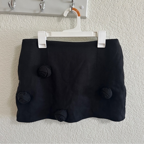 All in Studios Stylish Black Mini Skirt Skort with Floral Rose Details Sz Medium - Picture 1 of 7